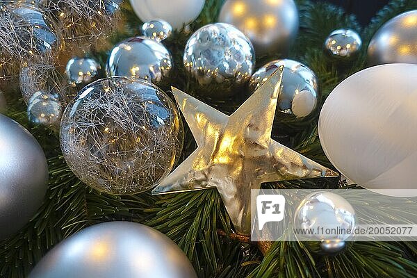 Weihnachtsmotiv  Weihnachten  Weihnacht  Christfest  Adventszeit  Weihnachtskugeln  Glaskugeln  Weihnachtsschmuck  Metallstern  Stern  Adventszeit  Tannenzweige  Weihnachtskartenmotiv  Stimmung  Studio  Deutschland  Europa