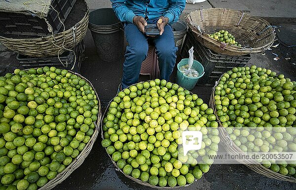 Verkäufer  der auf einem Markt Zitronen verkauft  vor der Vorstellung des Interimshaushalts 2024 durch die Finanzministerin der Union  Nirmala Sitharaman  in Guwahati  Assam  Indien  am Donnerstag  1. Februar 2024  Asien