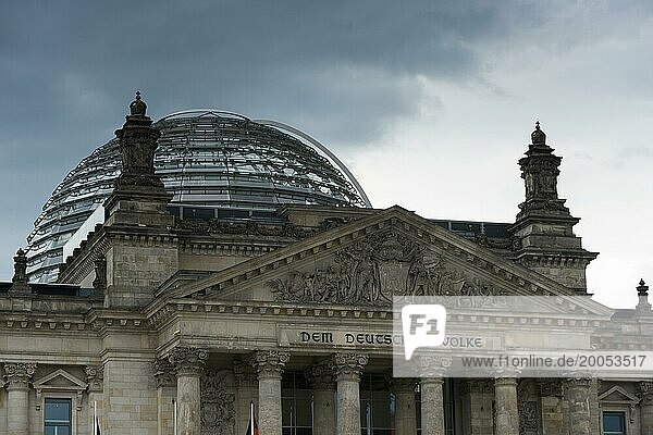 Deutscher Bundestag  Reichstag  Reichstagsgebäude bei düsterem Himmel  Krise  Wetter  schlechtes Wetter  düster  Gewitter  Sturm  dunkle Wolken  dramatisch  historisch  Geschichte  Sehenswürdigkeit  Attraktion  Orientierungspunkt  Politik  Berlin  Deutschland  Europa