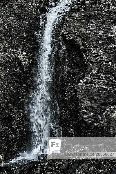 Wasserfall im Gebirge  Umwelt  rein  klar  sauber  Natur  idylle  idyllisch  fließend  fliesst  Ökologie  ökologisch  puristisch  Gebirgsbach  Schiefer  Stein  Struktur  schwarz  grau  monochrome  Naturgewalt  Wallis  Schweiz  Europa