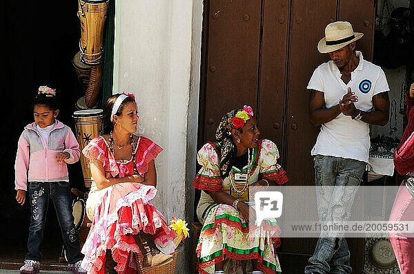 Foto Modelle in Kolonialstil Bekleidung posieren in Havanna für Touristen. Models im Kolonialstil Bekleidung posieren für Touristen