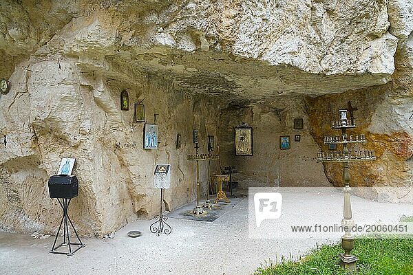 Eine Höhlenwand mit Kunstwerken und religiösen Gegenständen  bulgarisch-orthodoxes Höhlenkloster  Felsenkloster  Kloster Bassarbowski  Basarbowski  Bassarbowo  Basarbowo  Russe  Rhodopen-Gebirge  Bulgarien  Europa