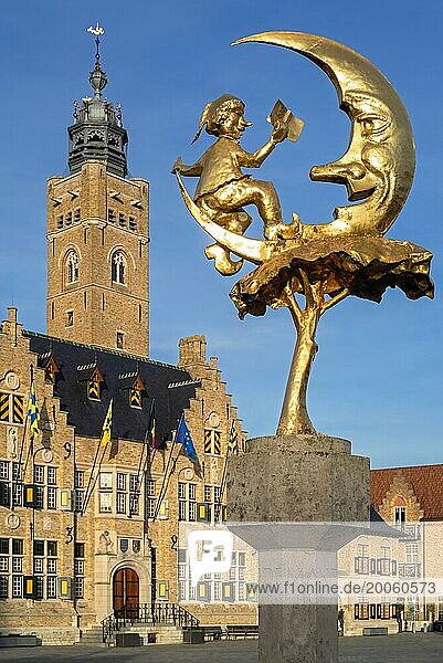 Statue 't Manneke uit de Mane  Kleiner Mann vom Mond auf dem Marktplatz mit Rathaus und Glockenturm in der Stadt Diksmuide  Westflandern  Belgien  Europa