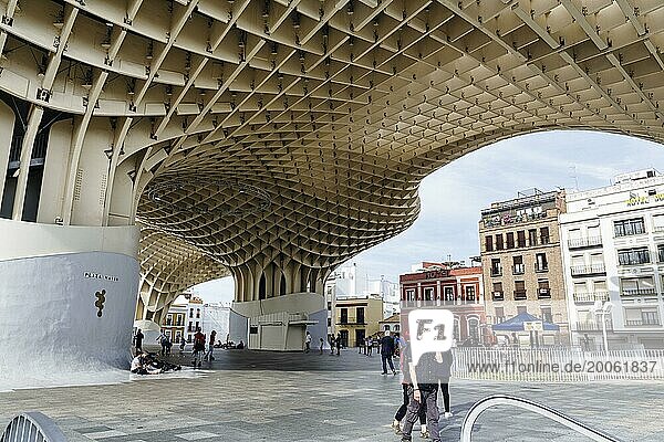 Inlineskater und Fußgänger auf der Plaza Mayor  Metropol Parasol  Sevilla  Andalusien  Spanien  Europa