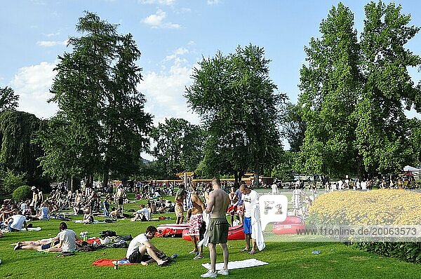 Sommerzeit: Menschen an der Seepromenade und im Park des Zürcher Seefelds nehmen ein Sonnenbad oder schwimmen im See