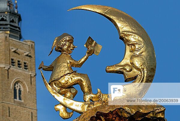 Statue 't Manneke uit de Mane  Kleiner Mann vom Mond auf dem Marktplatz und Glockenturm in der Stadt Diksmuide  Westflandern  Belgien  Europa