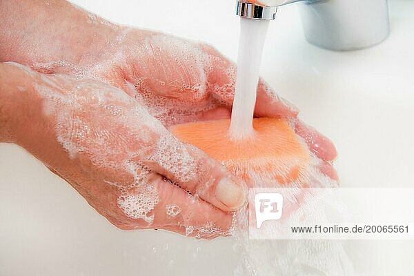 Eine Frau wäscht sich Wasser und Seife die Hände. Schutz vor Infektion der neuen Grippe