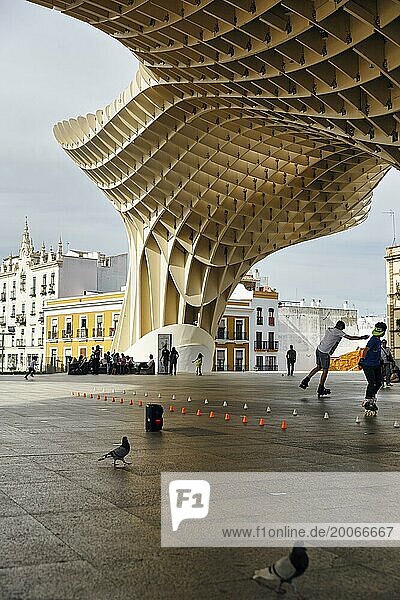 Inlineskater und Fußgänger auf der Plaza Mayor  Metropol Parasol  Sevilla  Andalusien  Spanien  Europa