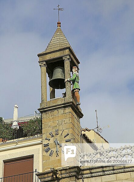 Glockenturm Rathaus Abuelo Mayorga Figur  Plasencia  Provinz Caceres  Extremadura  Spanien  Europa