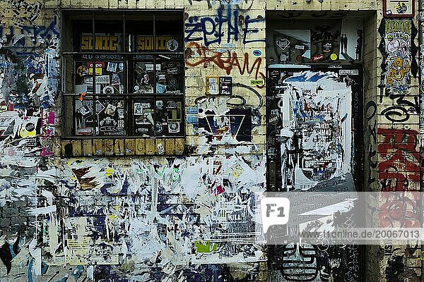 Beklebte Wand mit Graffiti  Textur  Hintergrund  bunt  marode  Szene  alternativ  urban  Kunst  verschmutzt  Dekoration  Berlin  Deutschland  Europa