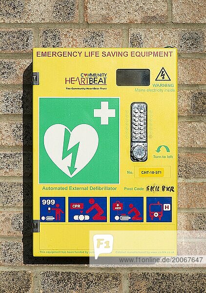 Automatisierter externer Defibrillator als lebensrettende Notfallausrüstung an der Wand  Community Heartbeat  Wiltshire  England  UK