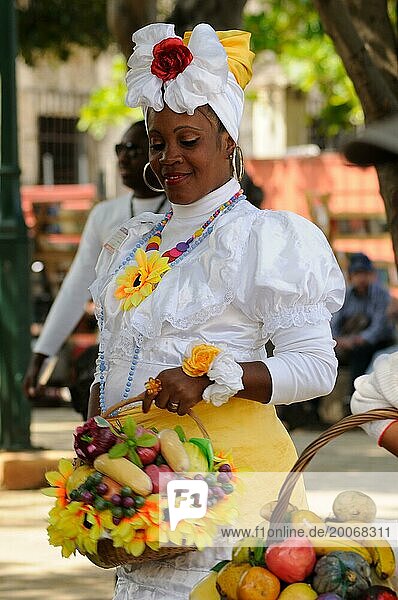 Foto Modelle in Kolonialstil Bekleidung posieren in Havanna für Touristen. Models im Kolonialstil Bekleidung posieren für Touristen