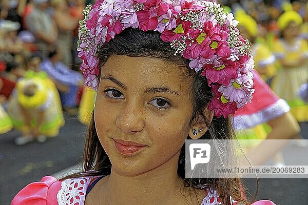 Portrait Mädchen  Blumen  Blütenpracht  Blumenfest  Funchal  Insel Madeira