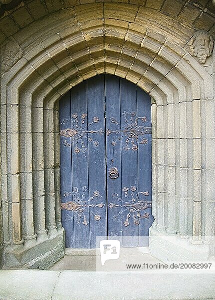Gewölbtes Portal zur Kapelle der Familie Percy  Kloster Tynemouth  Northumberland  England  Großbritannien  Europa