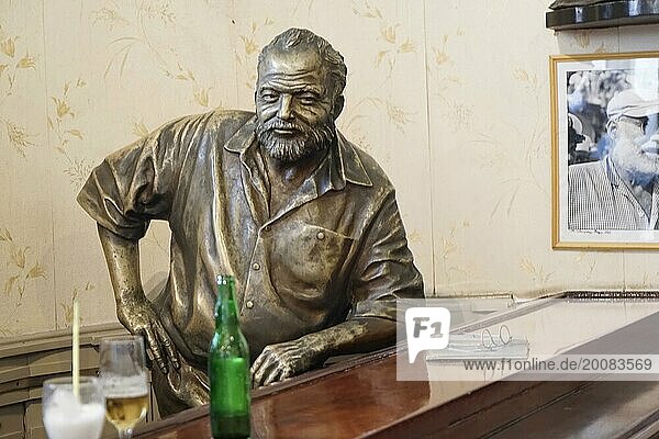 Bronzestatue von Ernest Hemingway in der Bar Floridita  Hemingways Lieblingsbar  in der Altstadt Habana Vieja  Havanna  Kuba  Karibik  Mittelamerika
