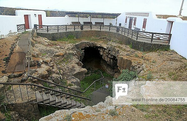 Eingang zum Höhlentunnel Cueva del Llano  La Oliva  Fuerteventura  Kanarische Inseln  Spanien  Europa