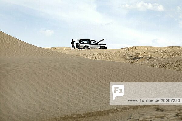 Symbolbild Autopanne mit Nissan Patrol Geländewage in der Mesr Wüste  Iran. Die Mesr Wüste ist ein Teil der zentralen Wueste Dashte-Kavir  12.03.2019