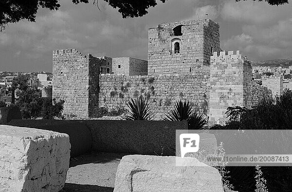 Libanon: Das historische Dorf Byblos mit der Burg hat eine alte Geschichte  die bis ins fünfte Jahrtausend vor Christus zurückreicht