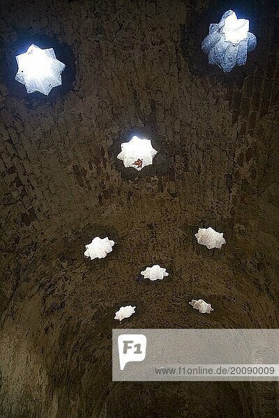 Sternförmige Oberlichter im gewölbten Dach der Arabischen Bäder  Baños Árabes  Ronda  Spanien  Europa
