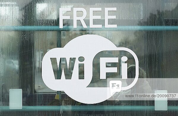 Schild für kostenloses WLAN auf einem Bus des öffentlichen Nahverkehrs mit Glasscheibe  Suffolk  England  UK