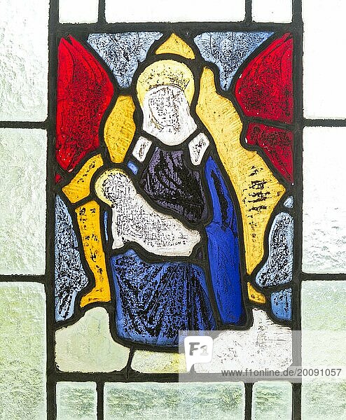 Glasfenster mit Madonna und Kind aus dem 15. Jahrhundert in der Kirche Saint Matthew  Rushall  Wiltshire  England  UK Madonna und Kind