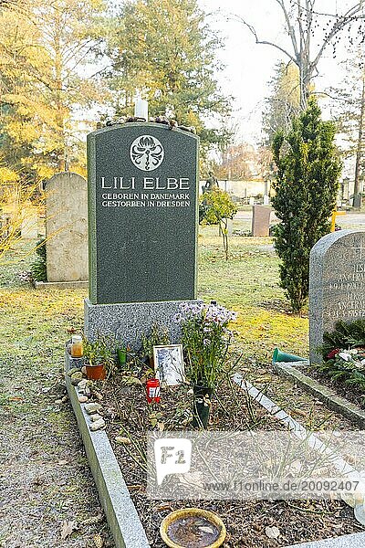Der Trinitatisfriedhof im Dresdner Stadtteil Johannstadt gehört neben dem Eliasfriedhof zu den ursprünglich als Seuchenfriedhof angelegten Begräbnisstätten der Stadt. Er zählt aufgrund der künstlerischen Gestaltung zu den stadtgeschichtlich und kulturhistorisch bedeutendsten Friedhöfen Dresdens und ist der fünftgrößte Friedhof der Stadt. Das erneuerte Grab von Lili Elbe auf dem Trinitatis Friedhof  welches sich zum Pilgerort der LSBT*Q Szene entwickelt hat. Ab und an legt wer einen Lippenstift oder Schminckutensilien dort ab.  Dresden  Sachsen  Deutschland  Europa