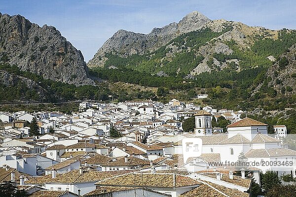 Kalksteinspitzen überragen das Dorf Grazalema  Provinz Cádiz  Spanien  Europa