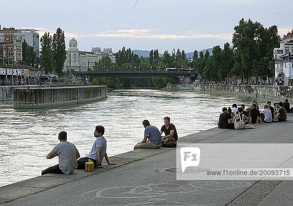 Menschen entspannen bei sommerlichen Temperaturen am Ufer des Donau Kanals in Wien  19.07.2019