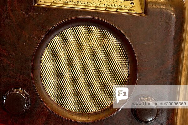 Altes Radiogerät aus den 1940-er Jahren