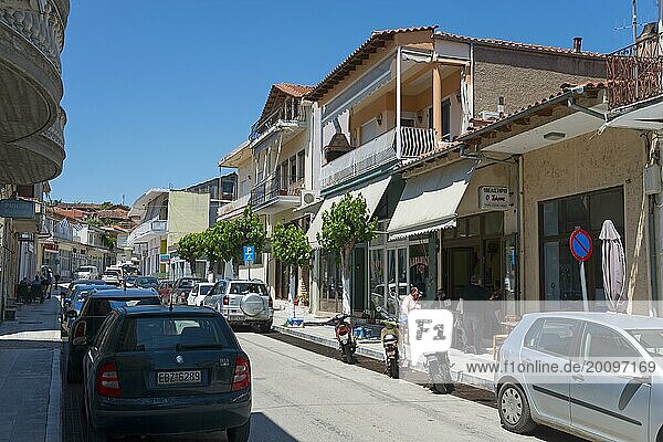 Städtische Straße mit Geschäften  Parkplätzen und Fußgängern an einem sonnigen Tag  Geschäftsstraße  Soufli  Ostmakedonien und Thrakien  Griechenland  Europa