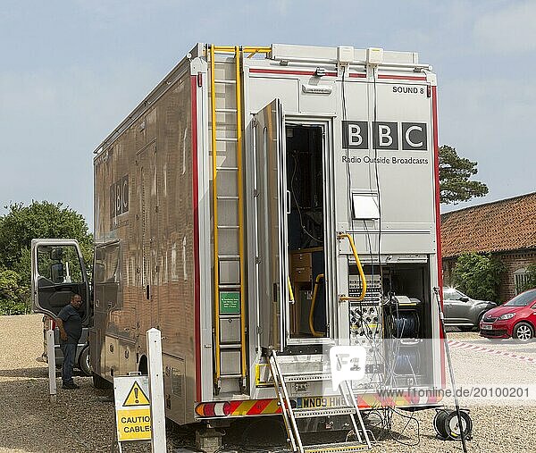 Mobiles Studiofahrzeug von BBC Radio Outside Broadcasts  Snape Maltings  Suffolk  England  UK