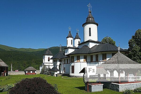 Eine friedliche orthodoxe Kirche mit weißen Wänden und schwarzen Dächern vor einem Berg  Rumänisch-Orthodoxes Mönchskloster Cheia  Maneciu  M?neciu  Prahova  Walachei  Rumänien  Europa