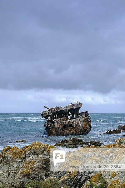 Schlechtes Wetter am Cap Agulhas  Schiffswrack  südlichster Punkt Afrikas  Zusammentreffen von indischem und atlantischem Ozean  Kap Agulhas  Garden Route  Westkap  Südafrika