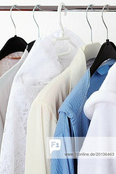 Aufhängen von Kleidung in der Waschküche oder in einem Geschäft