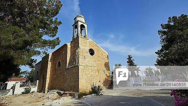 Eine traditionelle Kirche mit Glockenturm und blauem Himmel im Hintergrund  Koroni  Byzantinische Festungsanlage  Nonnenkloster  Peloponnes  Griechenland  Europa
