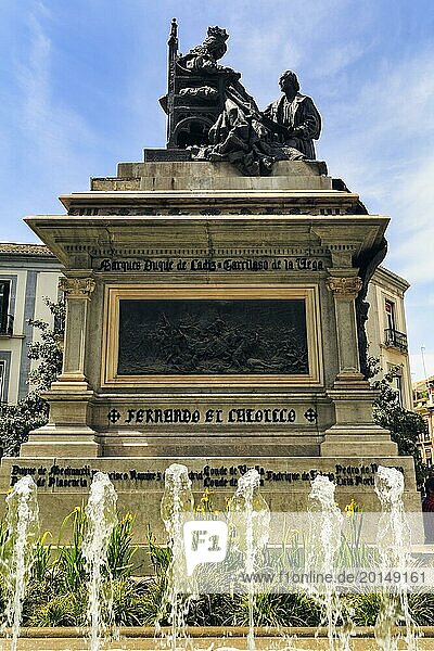 Denkmal mit Bronzeskulptur von Königin Isabella I. und Christoph Kolumbus  Springbrunnen  Plaza Isabel La Catolica  Granada  Andalusien  Spanien  Europa