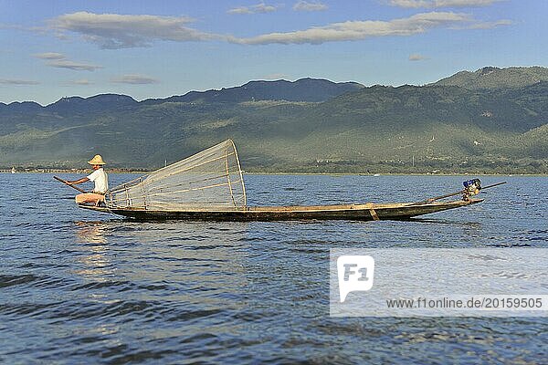 Intha Fischer  Einheimischer beim Fischen mit traditionellem konischen Fischernetz  Inle-See  Burma  Myanmar  Asien