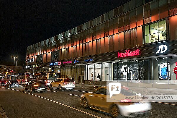 Einkaufszentrum Arcaden mit abendlichem Berufsverkehr  Erlangen  Mittelfranken  Bayern  Deutschland  Europa