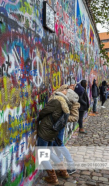 Graffiti an einer Hauswand in der Altstadt  Prag  Tschechien  Prag  Tschechien  Europa