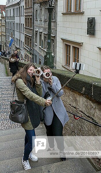 Touristen in einer kleinen Gasse  Altstadt von Prag  Tschechien  Europa
