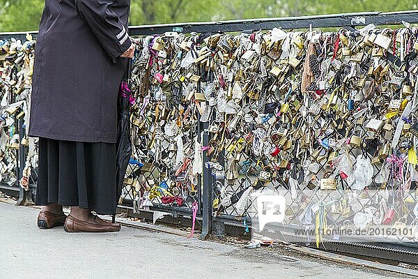 Love Locks in Paris  Frankreich  als Symbole der ewigen Liebe  Europa