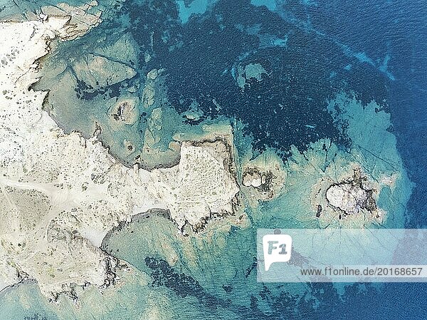 Detail der Felsenküste. Luftaufnahme. Drohnenaufnahme. Naturschutzgebiet Cabo de Gata Nijar  Provinz Almería  Andalusien  Spanien  Europa