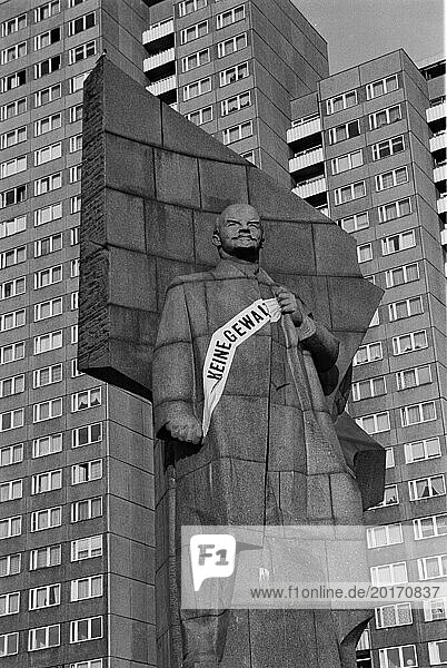 Lenin Monument with banner No Violence shortly in front of the start of demolition work  Leninplatz  Friedrichshain district  Berlin  Germany  Europe
