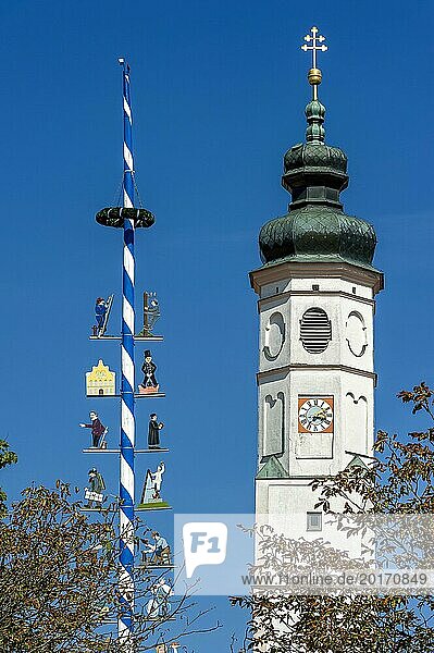 Maibaum  Glockenturm der Marktkirche St. Veit  Marienplatz  Marktplatz  Dorfen  Oberbayern  Bayern  Deutschland  Europa