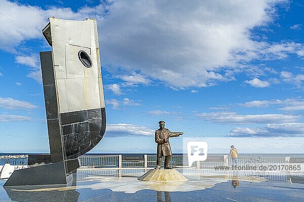 Denkmal für Kapitän Luis Pardo Villalón  Retter der Expedition von Forscher Ernest Shackleton  hinten die Magellanstraße  Stadt Punta Arenas  Patagonien  Chile  Südamerika