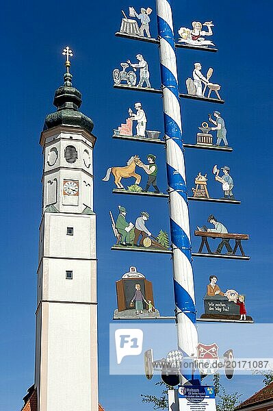 Glockenturm der Marktkirche St. Veit  Maibaum mit Zunftzeichen  Marienplatz  Marktplatz  Dorfen  Oberbayern  Bayern  Deutschland  Europa
