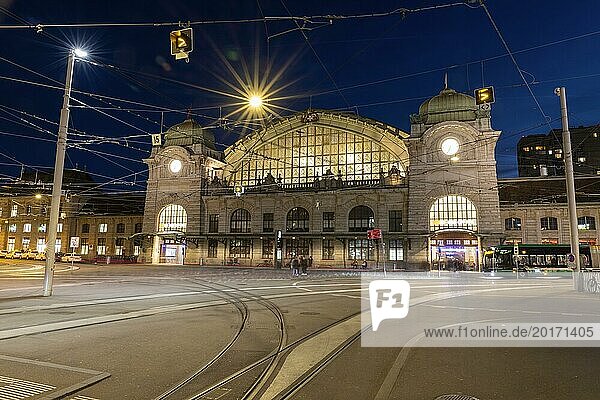 Abendstimmung am Bahnhof SBB  Basel  Kanton Basel-Stadt  Schweiz  Europa