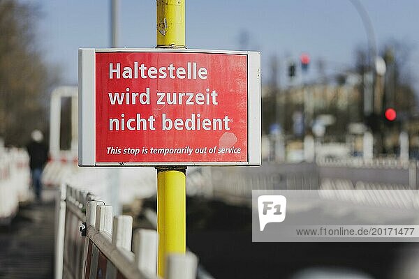 Ein Schild mit der Aufschrift 'Haltestelle wird zurzeit nicht bedient' steht auf einer Baustelle in Berlin  29.02.2024