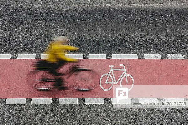 Ein Radfahrer fährt auf einem markierten Radweg auf der Schlossstraße in Berlin  27.02.2024