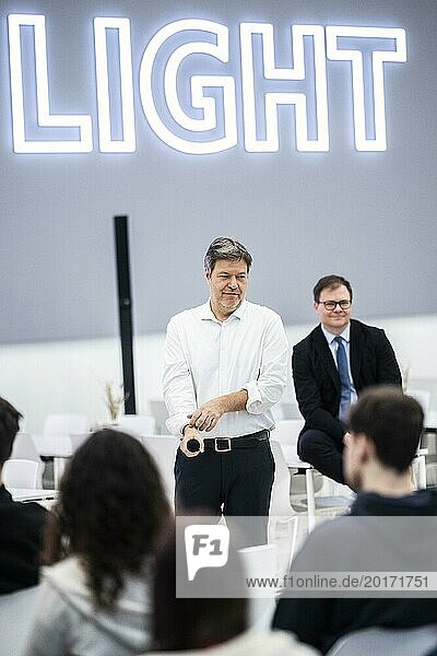 The Federal Minister of Economics and Climate Protection Robert Habeck visits the Jena-G??schwitz campus of Jenoptik Optical Systems GmbH on 15.02.2024 and meets Jenoptik CEO Dr Stefan Träger Dialogue with trainees in the canteen Photographed on behalf of the BMWK